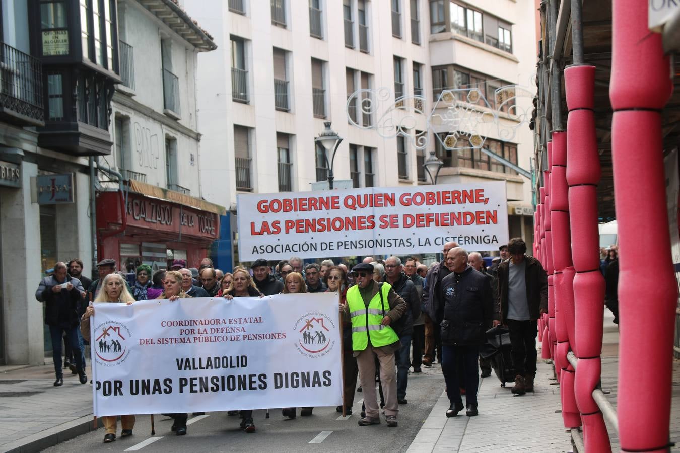 Un centenar de personas, convocados por la Coordinadora por la Defensa del Sistema Público de Pensiones, ha salido hoy a la calle para reclamar pensiones dignas