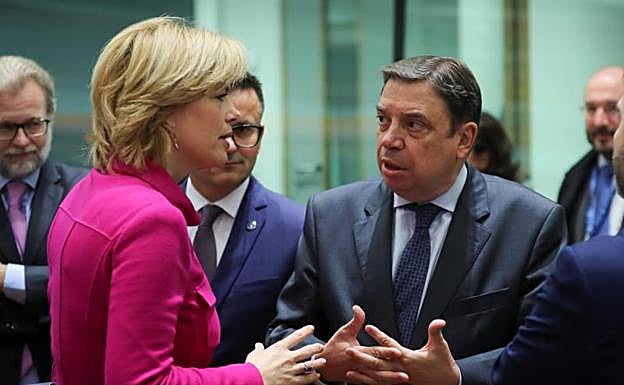 El ministro español de Agricultura, Pesca y Alimentación, Luis Planas, conversa con su homóloga alemana, Julia Kloeckner, a su llegada a la reunión del Consejo de Agricultura y Pesca de la Unión Europea en Bruselas (Bélgica). 