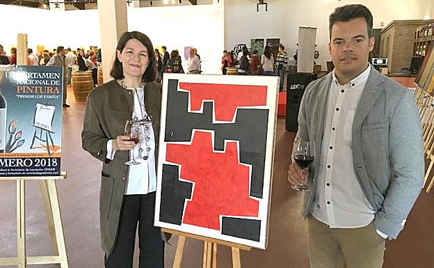 La ganadora, Purificación Villafranca, posa junto a su obra y el bodeguero Manu Fariña. 