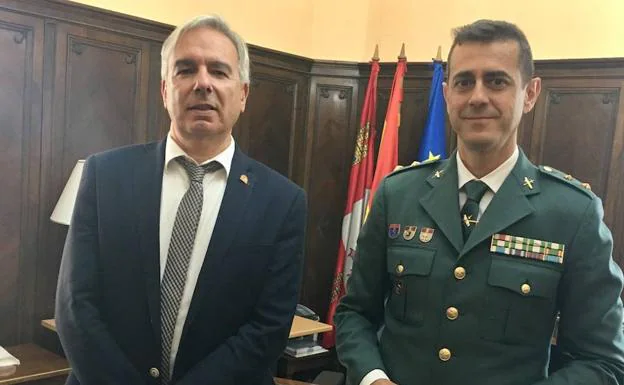 El teniente coronel Rafael Campos, junto al subdelegado del Gobierno, Ángel Miguel.