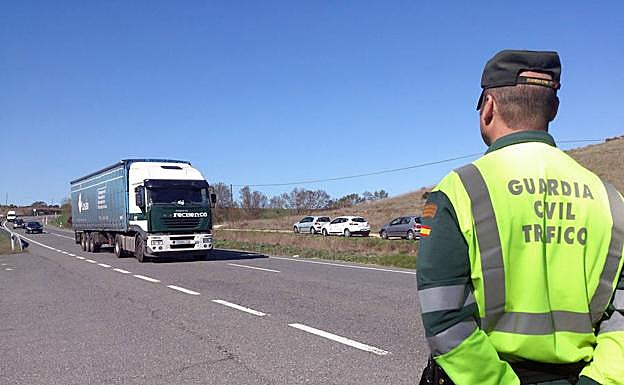 Control del tráfico en una carretera de Segovia. 