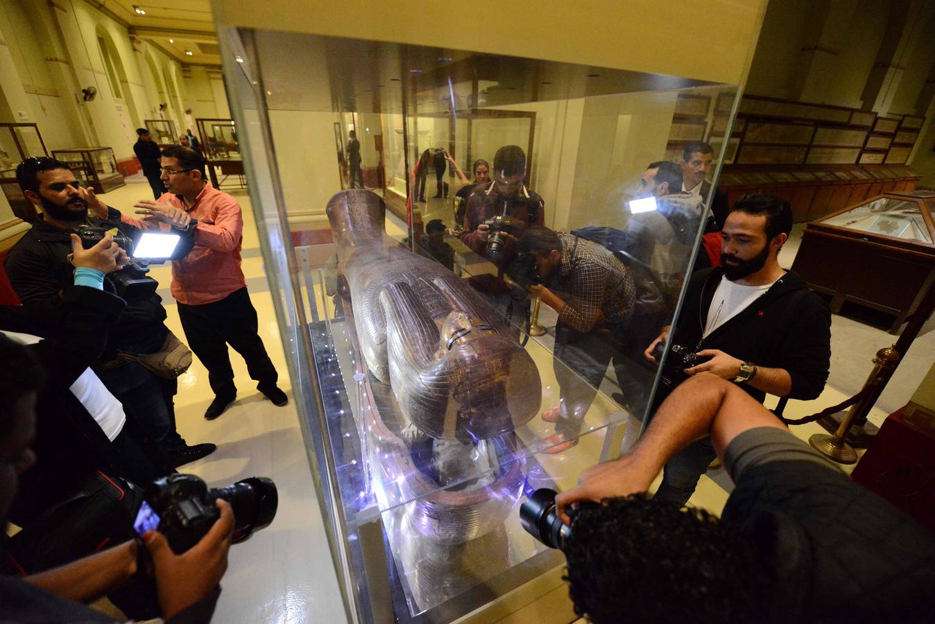 El Museo Egipcio en El Cairo cumple 116 años con una exhibición. Yuya y Thuya son los padres de la Reina Tiye, que fue la esposa del Faraón Amenhotep III, el padre del rey Akhenaton. Esta tumba es famosa debido a sus tesoros únicos, como la rueda de oro de Yuya, y la magnífica colección funeraria que incluye camas, sillas y cajas de madera dorada y decoradas con fayenza, marfil y ébano; así como ollas y vasos de alabastro con incrustaciones de piedras de colores. Las momias de Yuya y Thuya también se encontraron dentro de la tumba en muy buenas condiciones de conservación debido a la alta calidad de los materiales de embalsamamiento utilizados en la época