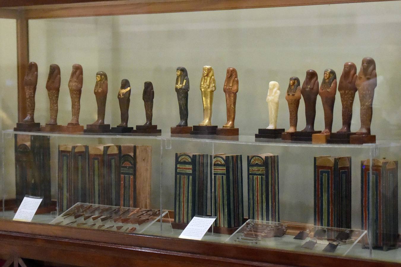 El Museo Egipcio en El Cairo cumple 116 años con una exhibición. Yuya y Thuya son los padres de la Reina Tiye, que fue la esposa del Faraón Amenhotep III, el padre del rey Akhenaton. Esta tumba es famosa debido a sus tesoros únicos, como la rueda de oro de Yuya, y la magnífica colección funeraria que incluye camas, sillas y cajas de madera dorada y decoradas con fayenza, marfil y ébano; así como ollas y vasos de alabastro con incrustaciones de piedras de colores. Las momias de Yuya y Thuya también se encontraron dentro de la tumba en muy buenas condiciones de conservación debido a la alta calidad de los materiales de embalsamamiento utilizados en la época