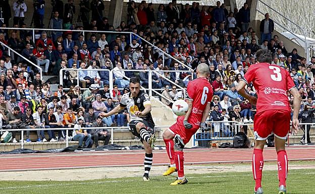 Piojo realiza un centro durante el último derbi. 