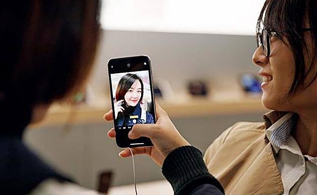 Una joven se hace un 'selfie' con un iPhone X. 