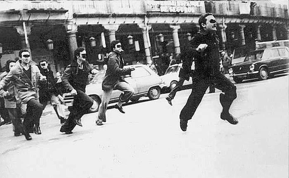 Manifestantes corriendo en la Plaza Mayor de Valladolid a causa de una carga policial. 