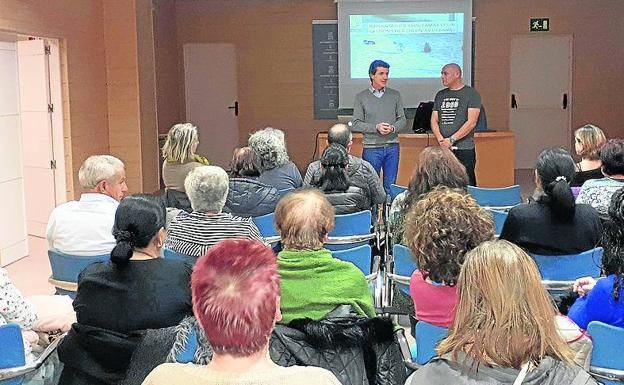 Los cuidadores de gatos van a clase