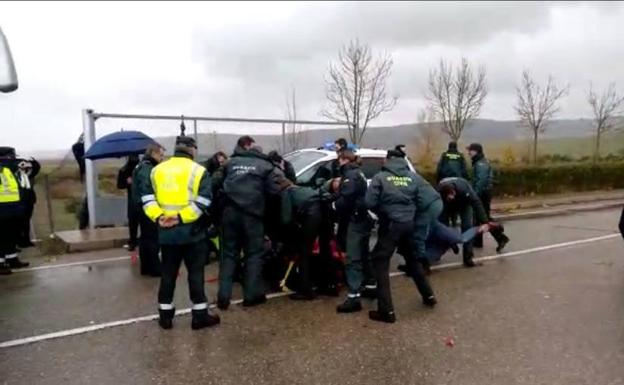 Agentes de la Guardia Civil arrastran a una manifestante durante las protestas.