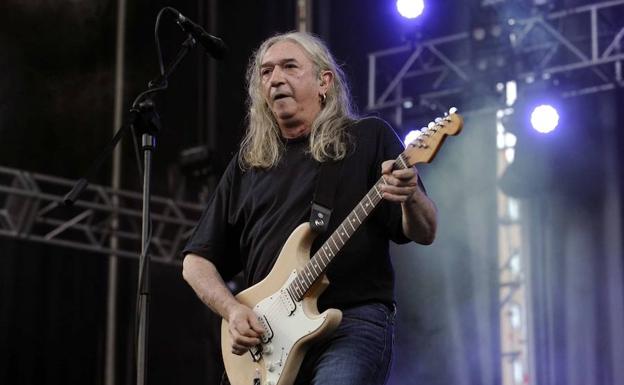 Rosendo durante un concierto.