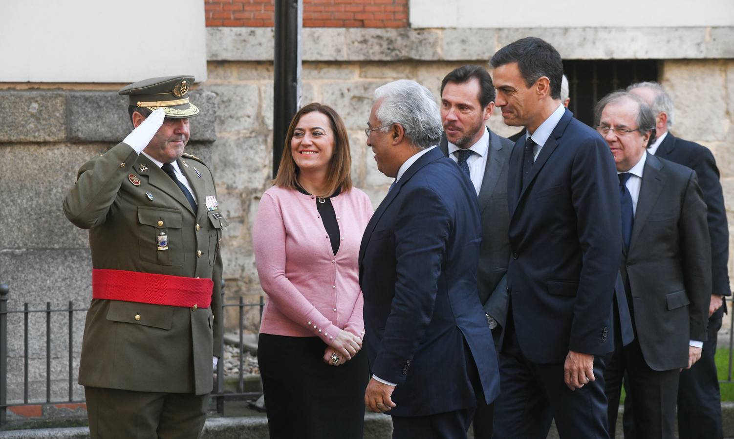 La reunión bilateral se desarrolla en el Palacio Real con la presencia de ministros de los dos países