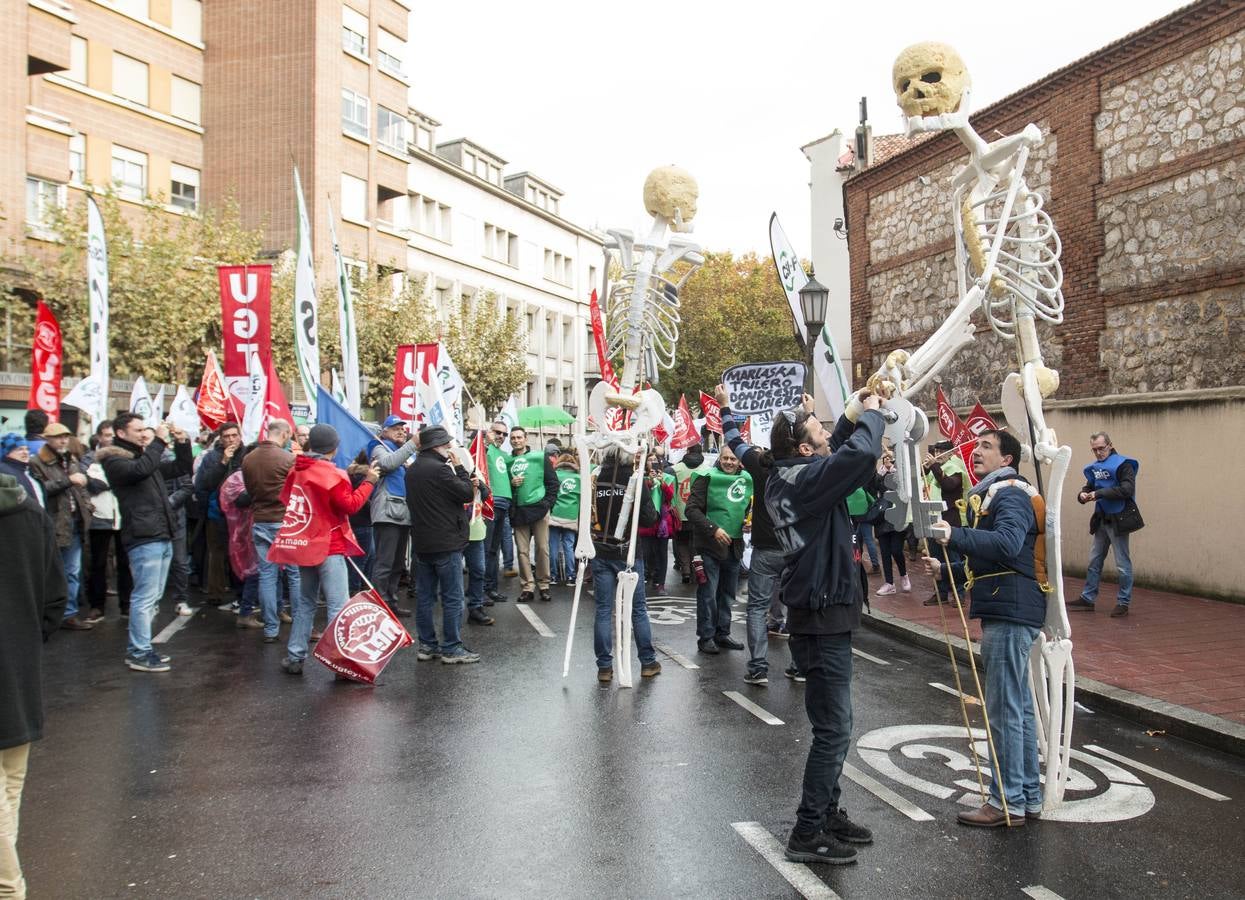 Acuden a las puertas del Palacio Real donde se celebra la cumbre para pedir la convocatoria de 3.400 plazas vacantes tras seis días de huelga y la amenaza de nuevas movilizaciones