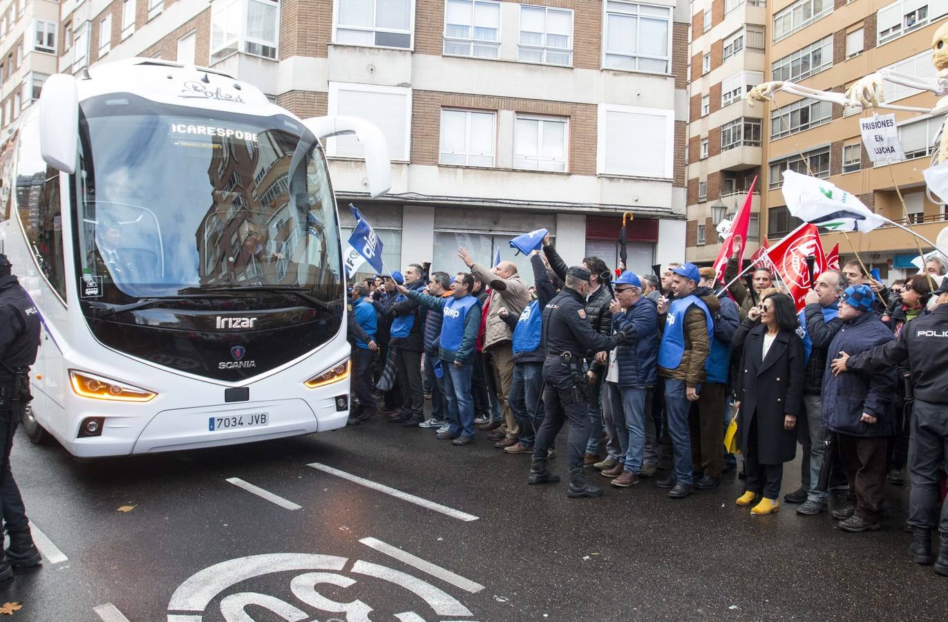 Acuden a las puertas del Palacio Real donde se celebra la cumbre para pedir la convocatoria de 3.400 plazas vacantes tras seis días de huelga y la amenaza de nuevas movilizaciones