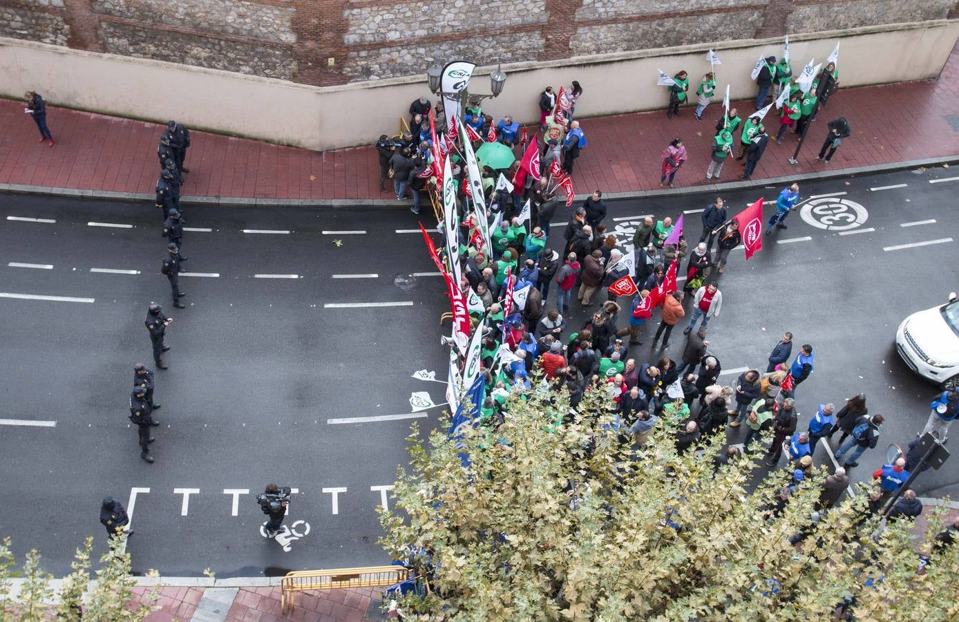 Acuden a las puertas del Palacio Real donde se celebra la cumbre para pedir la convocatoria de 3.400 plazas vacantes tras seis días de huelga y la amenaza de nuevas movilizaciones