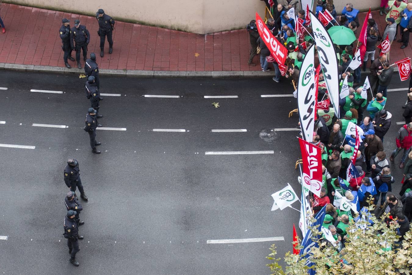 Acuden a las puertas del Palacio Real donde se celebra la cumbre para pedir la convocatoria de 3.400 plazas vacantes tras seis días de huelga y la amenaza de nuevas movilizaciones