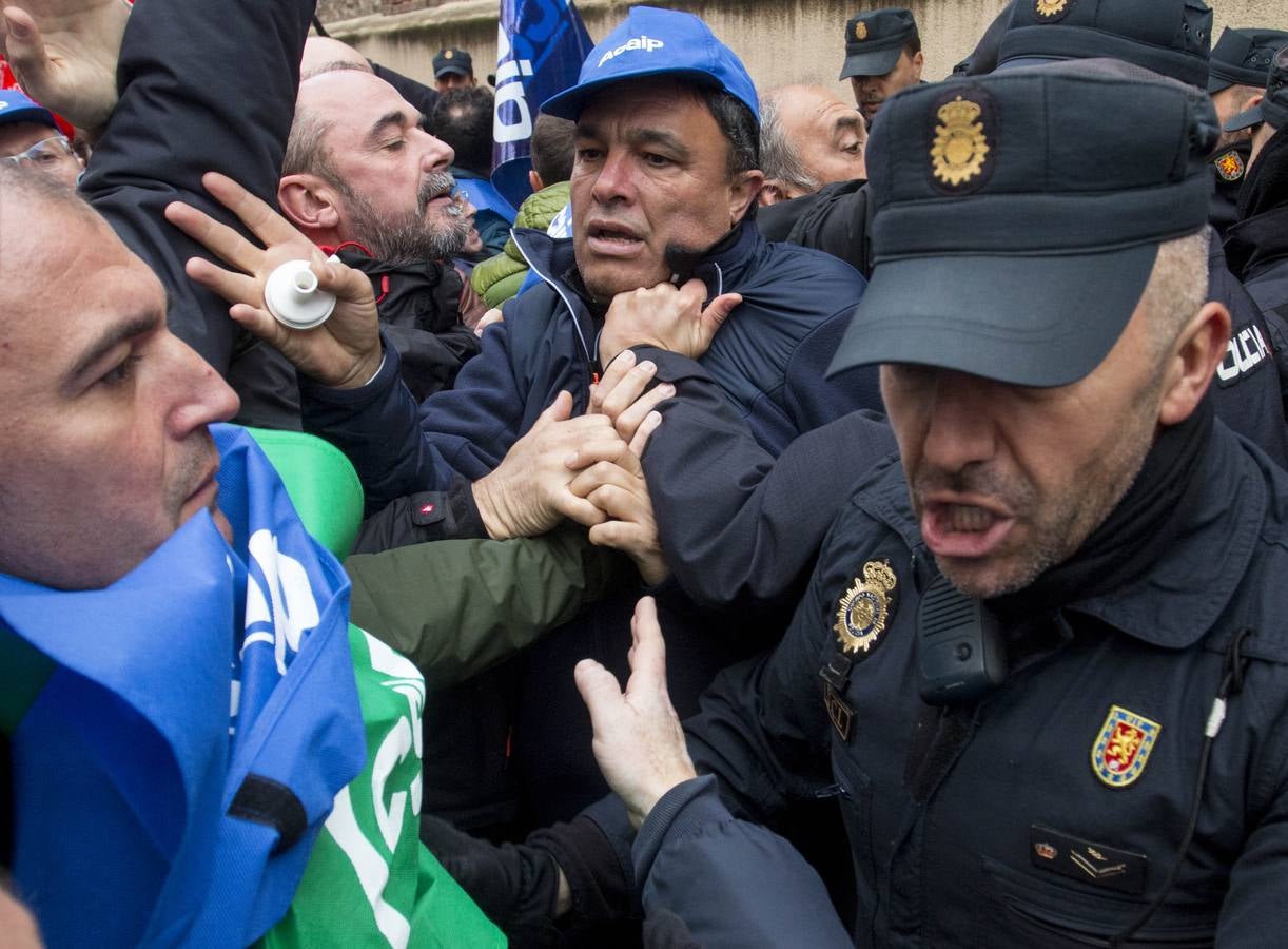 Acuden a las puertas del Palacio Real donde se celebra la cumbre para pedir la convocatoria de 3.400 plazas vacantes tras seis días de huelga y la amenaza de nuevas movilizaciones