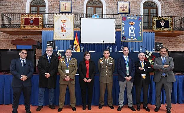 Luis Fernández (Incibe), Luis Roso (Usal), Tte. coronel Elipe, Teresa Riesgo (Mº. Ciencia), coronel Aguado (Dtor. Caballería), Óscar Martínez (vicerrector UVA), J. Ramón Perán (Cartif) y J. Carlos Merino. :