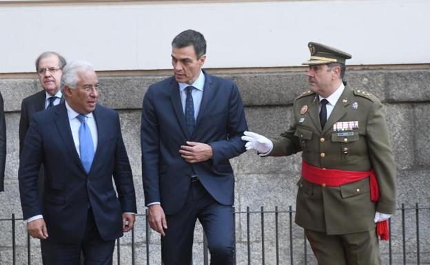 El presidente del Gobierno Pedro Sánchez junto al primer ministro de la República de Portugal, Antonio Costa. A la izquierda, el jefe de la Cuarta Subinspección General del Ejército y comandante militar de Valladolid y Palencia, José Rivas; y detrás, Juan Vicente Herrera, presidente de la Junta.