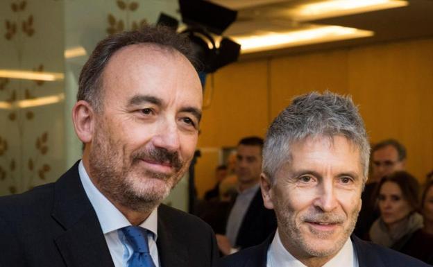 El ministro del Interior, Fernando Grande-Marlaska (d), junto a Manuel Marchena. (i