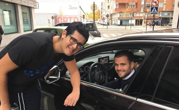 Nacho se fotografía con un aficionado del Real Madrid en la calle Casañé. 