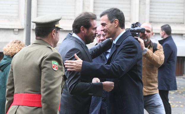 Puente se abraza conSánchez a su llegada a la cumbre. 