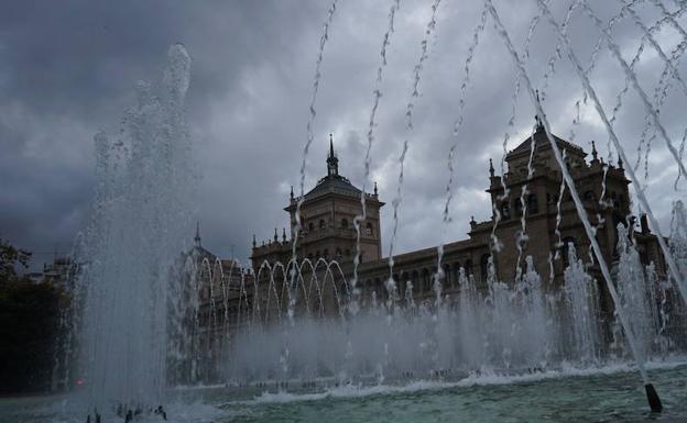 Nubes de lluvia en la Plaza de Zorrilla de Valladolid. 