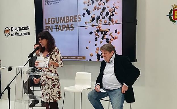 Ana Redondo y Luis Cepeda, durante la presenatción en Intur del libro de tapas eleborads con legumbres por once cocineros de Valladolid, 