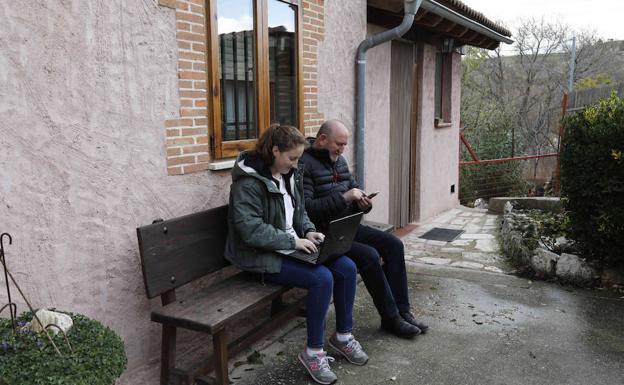 Ángel Verdugo y su hija Silvia, con ordenador y teléfono en Roturas. 