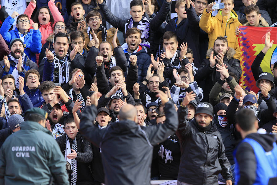 Fotos: El público en las gradas durante el derbi salmantino