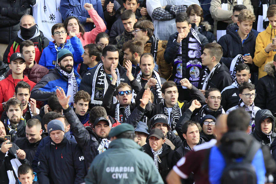 Fotos: El público en las gradas durante el derbi salmantino