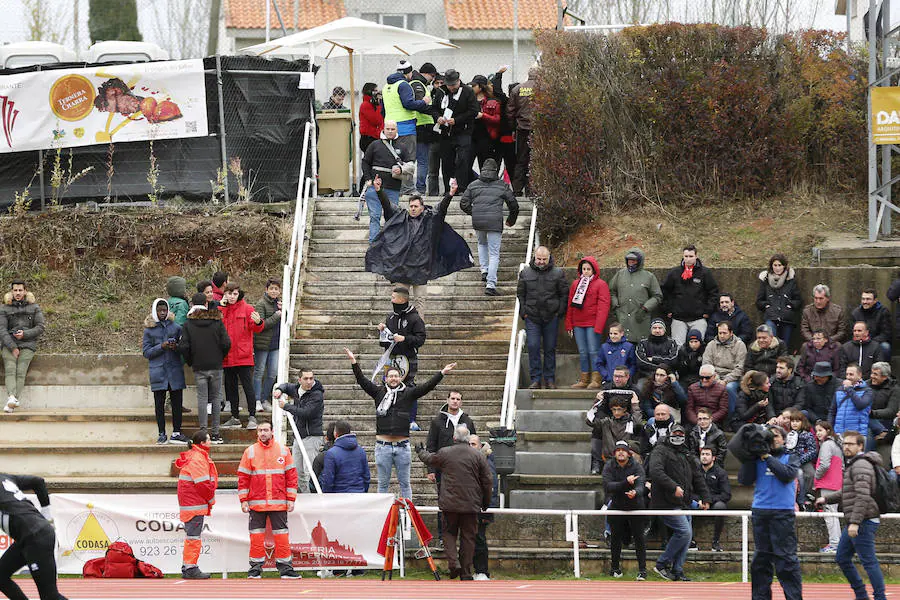 Fotos: El público en las gradas durante el derbi salmantino