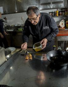 Imagen secundaria 2 - Setas del Restaurante Vallecas, y su cocinero Carlos de Andrés. 