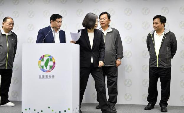 La mandataria Tsai Ying-wen abandona la sala en la que anunció su renuncia.