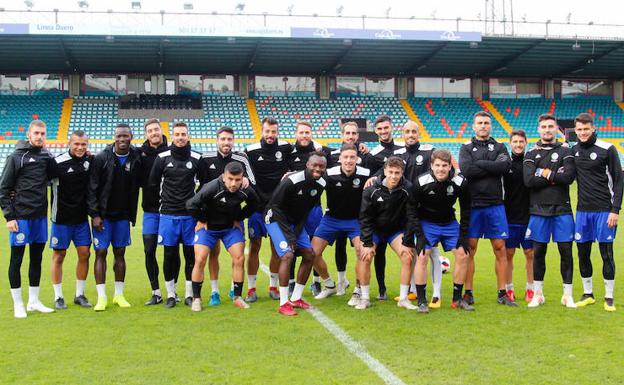 La plantilla del Salamanca CFposa en el Helmántico antes de su último entrenamiento previo al derbi.