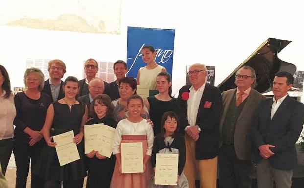 Las ganadoras de los galardones posan con autoridades y colaboradores del premio. 