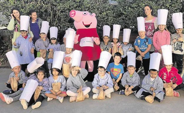Los niños del Colegio Rural Agrupado Riberduero posan con Peppa Pig. 