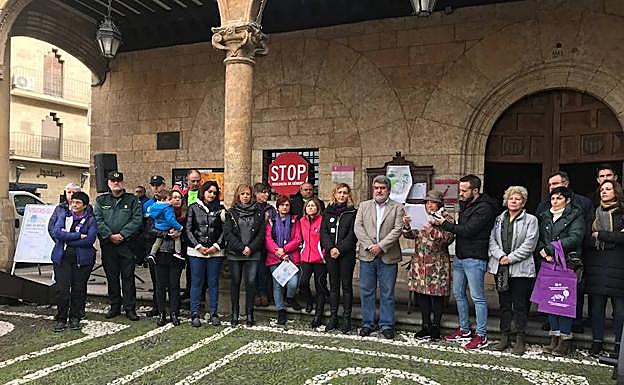 La subdelegada del Gobierno, Encarnación Pérez, junto a los representantes de las entidades que colaboran en la actividad. 