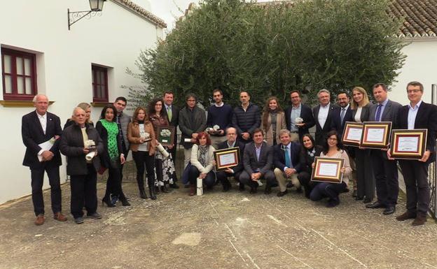 Foto de familia con los premiados y los socios de honor de esta edición