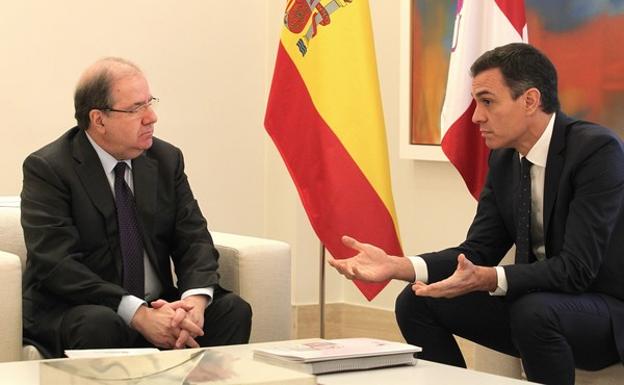 Juan Vicente Herrera y Pedro Sánchez, durante su encuentro.