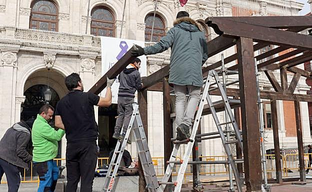 Instalación de la estructura del belén en la Plaza Mayor. 