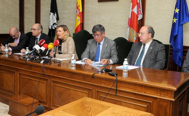 La consejera de Economía y Hacienda, Pilar del Olmo (en el centro), presentando el programa.