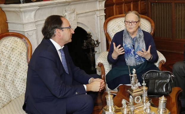 El alcalde de Palencia, Alfonso Polanco, junto a la presidenta de la Fundación Vicente Ferrer, Anna Ferrer. 