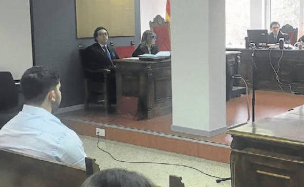 El joven ahora absuelto, durante el juicio en la Audiencia. 