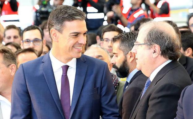 El presidente del Gobierno, Pedro Sánchez, habla con el presidente de la Junta, Juan Vicente Herrera, durante visita a la fábrica de motores de Renault en Valladolid el pasado mes de octubre. 
