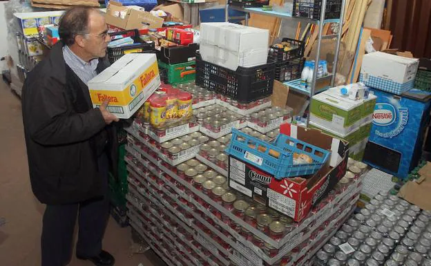 El responsable del Banco de Alimentos de Segovia, Rufo Sanz, coloca la mercancía recibida. 