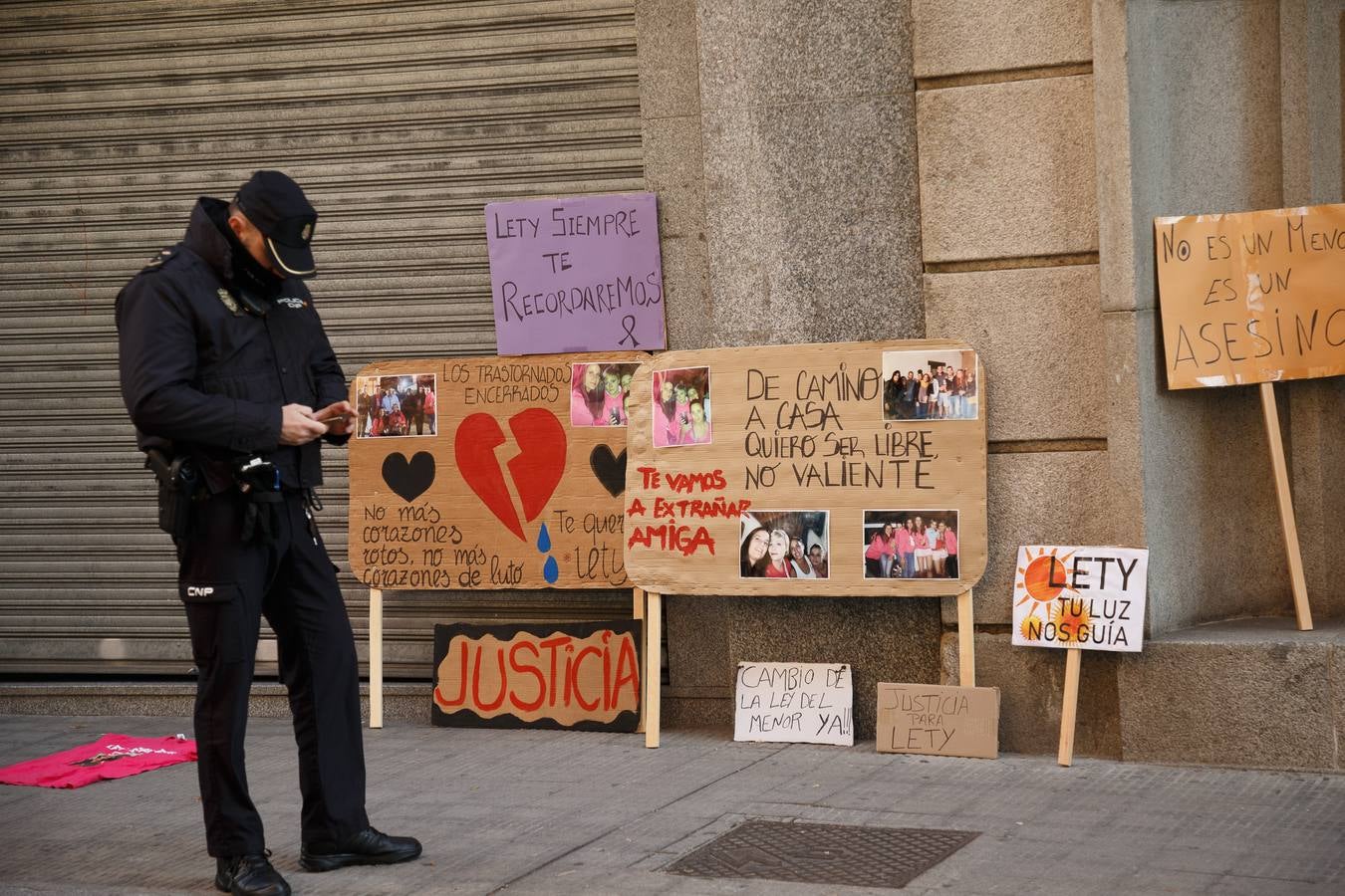 Entre gritos de asesino y violador, el menor ha bajado de un coche de la Policía Nacional con los cristales tintados y acompañado por varios agentes