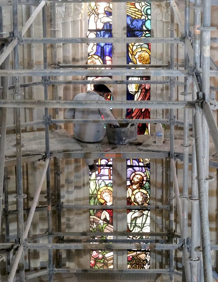 Fotos: Limpieza de la iglesia Santa María de la Antigua de Valladolid