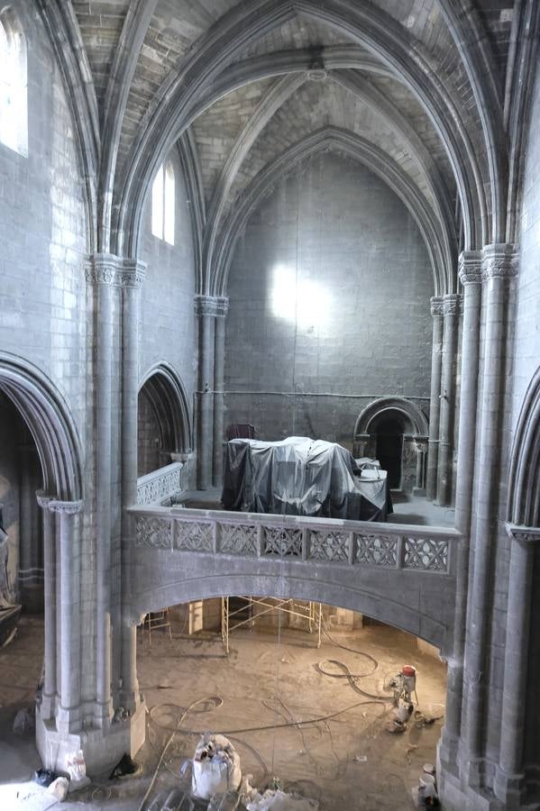 Fotos: Limpieza de la iglesia Santa María de la Antigua de Valladolid