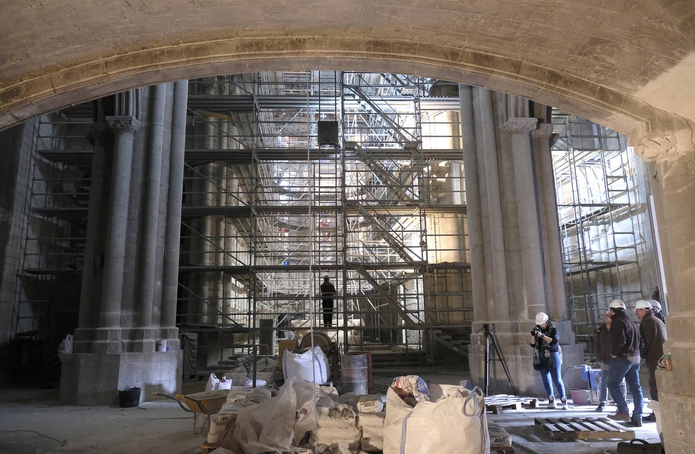 Fotos: Limpieza de la iglesia Santa María de la Antigua de Valladolid