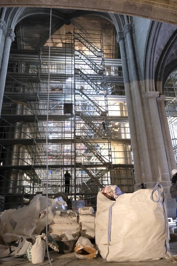 Fotos: Limpieza de la iglesia Santa María de la Antigua de Valladolid