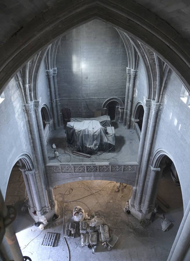 Fotos: Limpieza de la iglesia Santa María de la Antigua de Valladolid